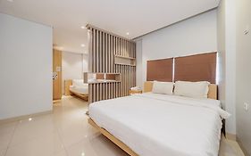 Green Apple Residence Near Sarinah Mitra Reddoorz